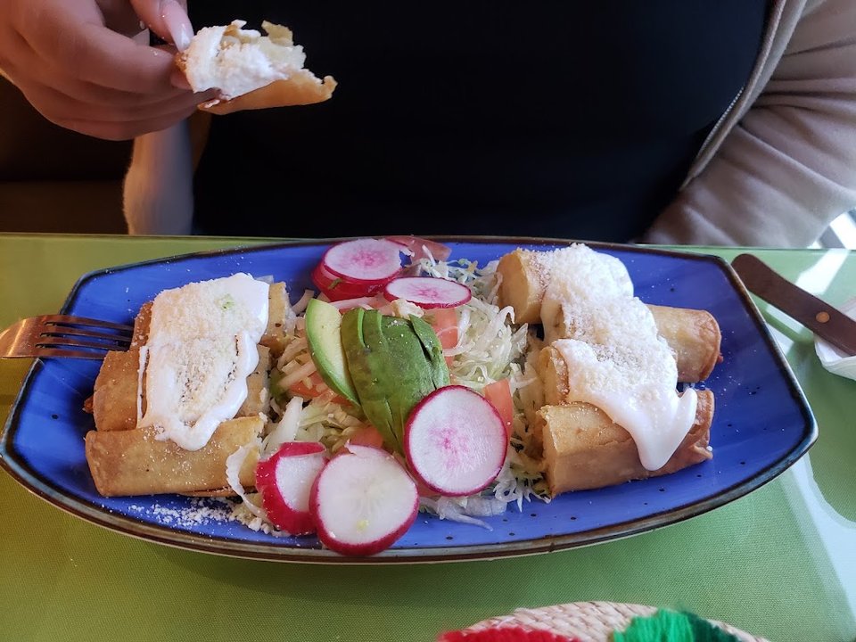 Tacos Dorados De Queso